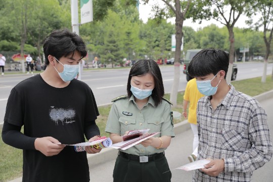 圖為大廠回族自治縣人民武裝部工作人員為學(xué)生講解征兵政策。 (2).JPG