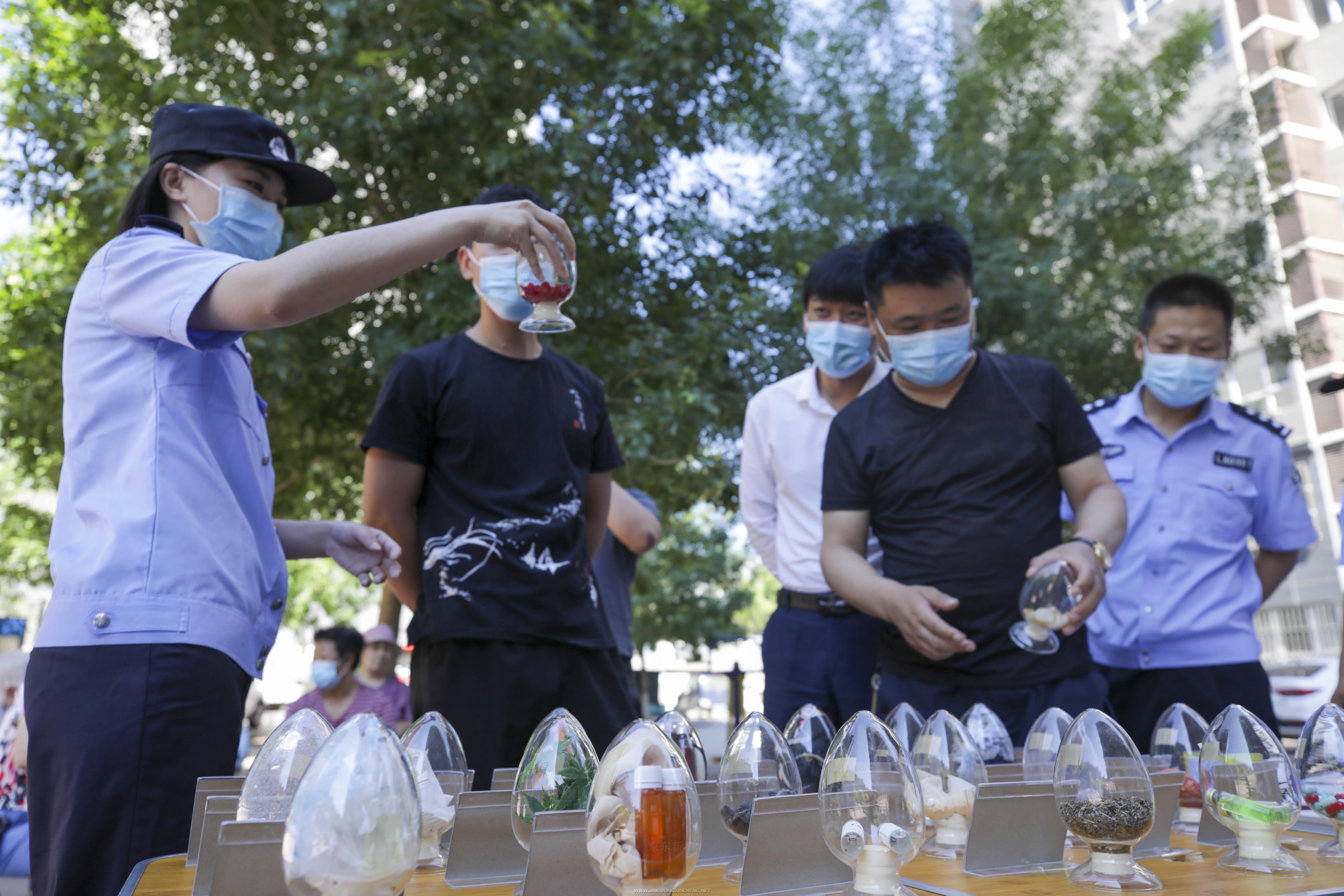 圖為民警通過仿真毒品向市民講解禁毒知識(shí)。 (5).jpg