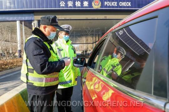 圖為交警對過往車輛進(jìn)行檢查,。 (1).jpg